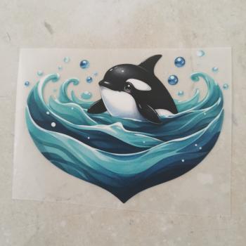 Bügelbild süßer Schwertwal im Wasser