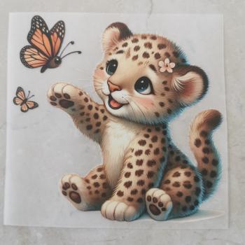 Bügelbild süßes Leo-Mädchen spielend