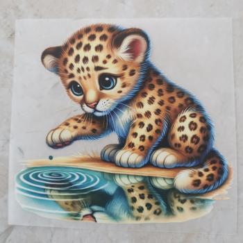 Bügelbild süßer Leopard Wasser