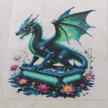 Bügelbild Neondrache grün Podest