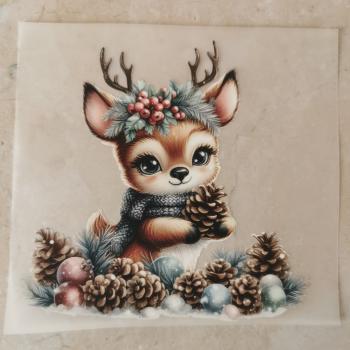 Bügelbild süßes Reh hält Tannzapfen