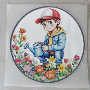 Bügelbild Junge beim Blumen gießen