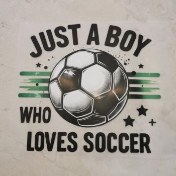 Bügelbild Junge, der Fußball liebt