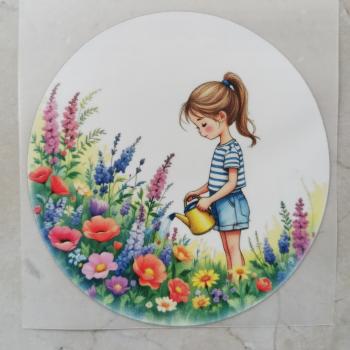 Bügelbild Mädchen beim Blumengießen