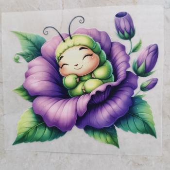 Bügelbild süße Raupe in Blume