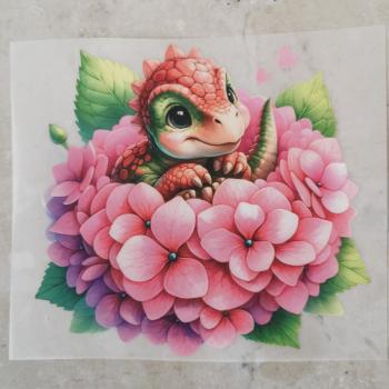 Bügelbild süßer Dino in Hortensie