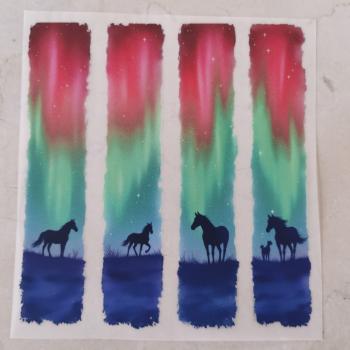Bügelbild Pferdesilhouetten Polarlichter dunkel