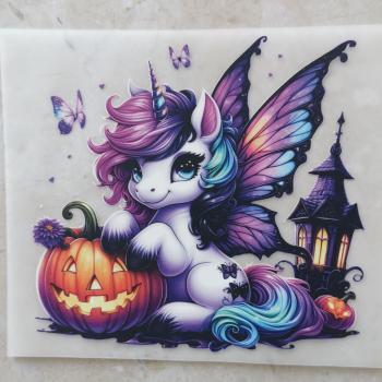 Bügelbild Halloweeneinhorn neben Kürbis