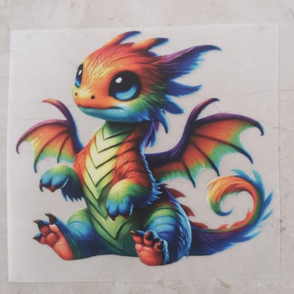 Bügelbild bunter Drache sitzend