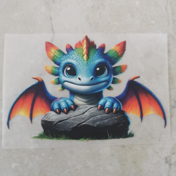 Bügelbild bunter Drache spähend