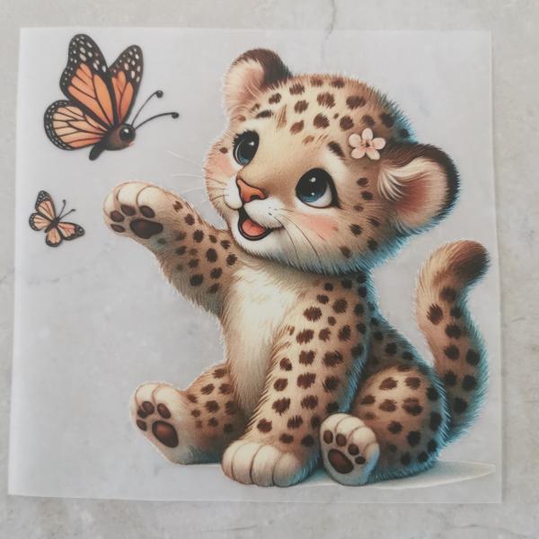 Bügelbild süßes Leo-Mädchen spielend