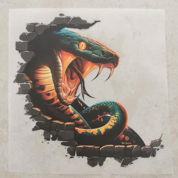 Bügelbild grüne Schlange Mauer