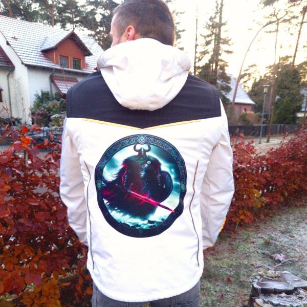 Bügelbild nordischer Wikinger rotes Schwert