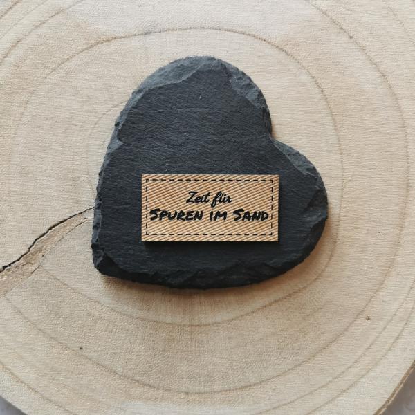 Label Zeit für Spuren im Sand