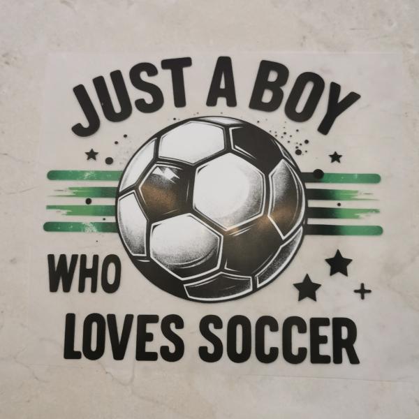 Bügelbild Junge, der Fußball liebt