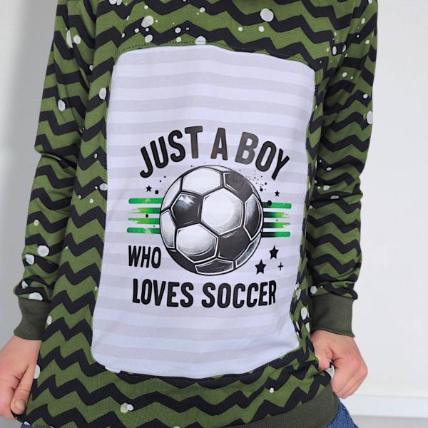 Bügelbild Junge, der Fußball liebt