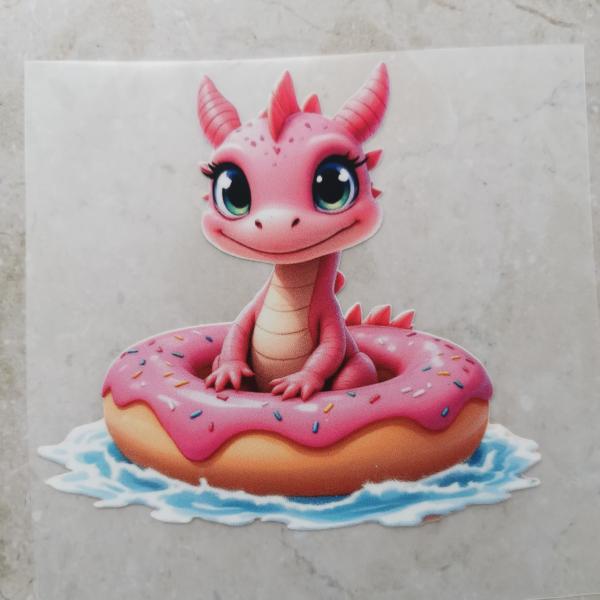 Bügelbild rosa Drache im Schwimmring