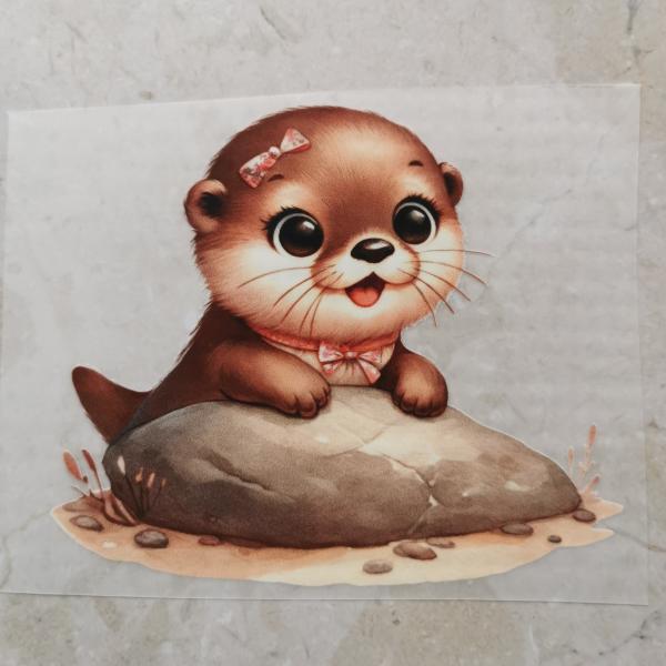 Bügelbild knuffiger Otter auf Stein
