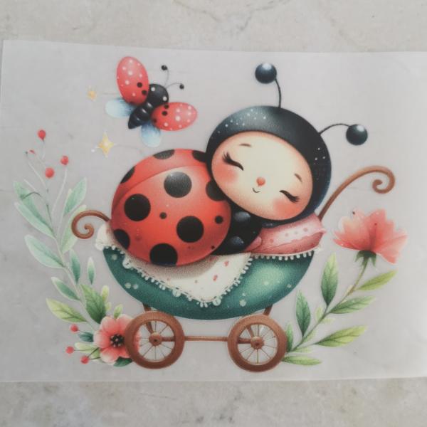 Bügelbild Marienkäfer im Kinderwagen
