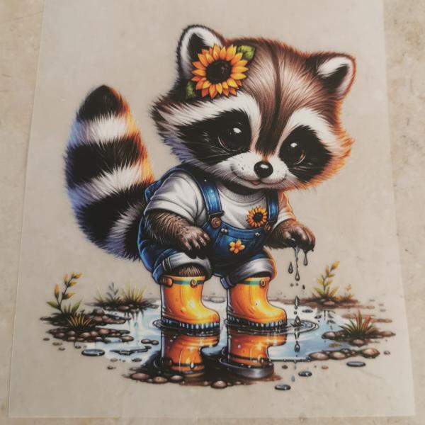 Bügelbild süßer Pfützenwaschbär stehend