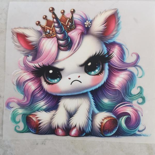 Bügelbild grimmiges Einhorn Krone