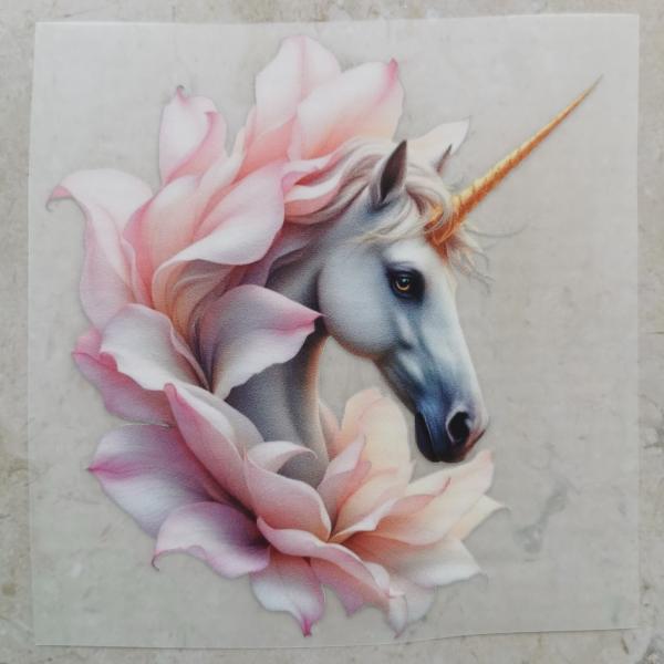 Bügelbild Einhornkopf Blütenblätter hell