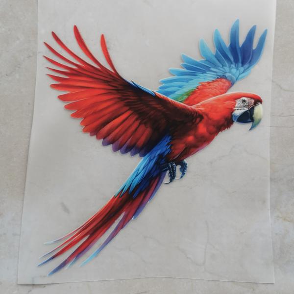 Bügelbild roter Papagei fliegend
