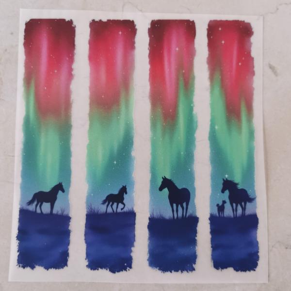 Bügelbild Pferdesilhouetten Polarlichter dunkel